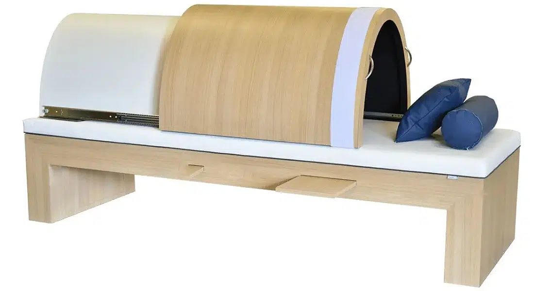 Lit de sauna en bois et coussins bleus