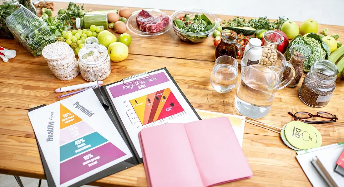 Table avec aliments sains et documents nutrition